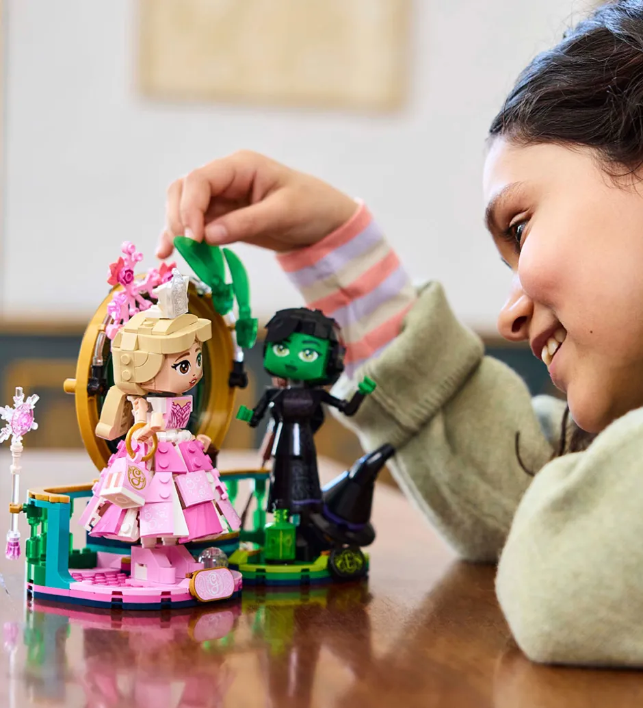 Wicked - Figurer af Elphaba og Glinda 75682 - 558 Dele>LEGO® Hot
