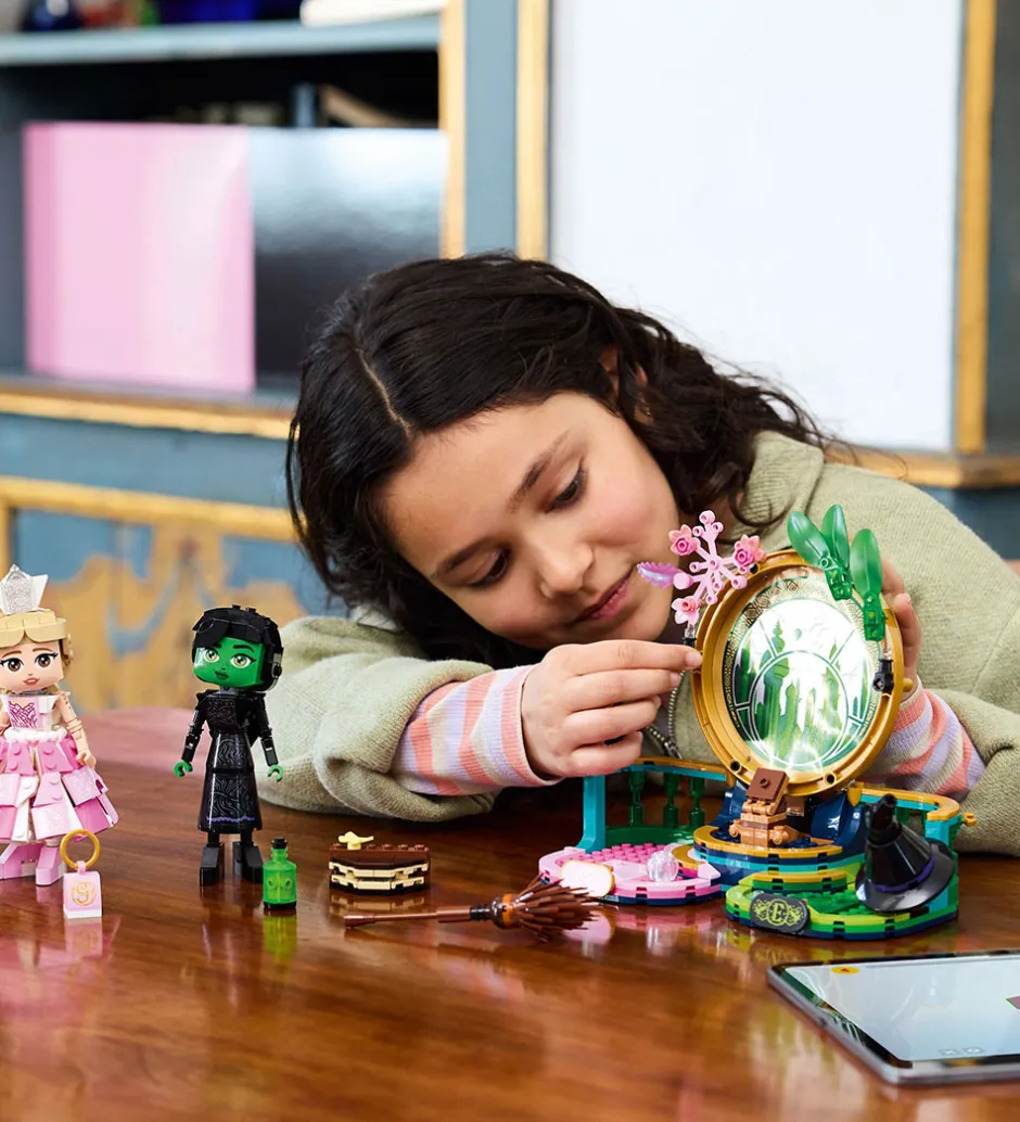 Wicked - Figurer af Elphaba og Glinda 75682 - 558 Dele>LEGO® Hot